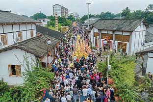 感情危机？太阳报：福法纳和妻子互相取关，还删除了婚纱照